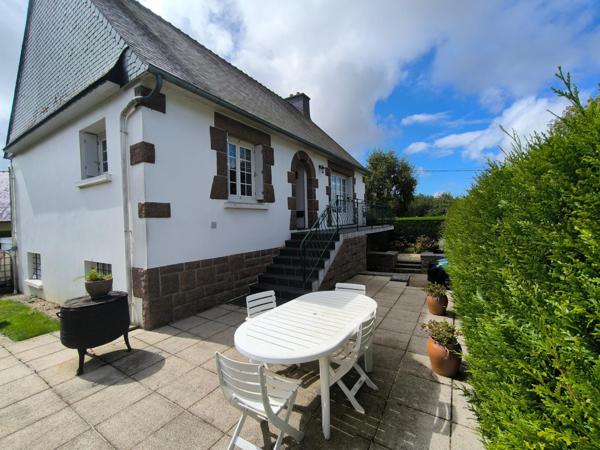 non loin des commerces et de la mer