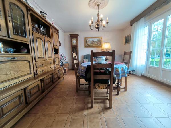 non loin des commerces et de la mer