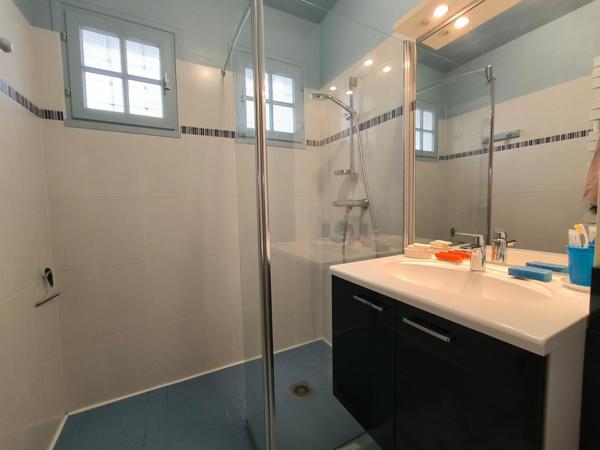 non loin des commerces et de la mer