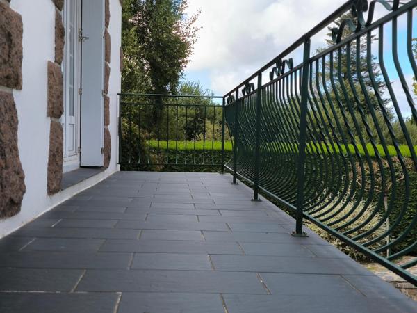 non loin des commerces et de la mer