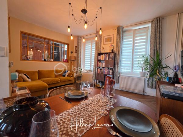 En Exclusivité - Boulogne/mer 
Maison 4 chambres- Sous sol - Jardin 

Cette jolie maison citadine se situe sur le secteur de Brequerecque, proche de tous les commerces, écoles et services du Quotidien. Dans une rue au calme et résidentielle. 
L''habitation se présente ainsi : 
- Séjour et Cuisine ouverte. La cuisine reste entièrement équipée [ 2020 ] . De grandes ouvertures apportent une belle luminosité. 
- A l'étage : une salle de bains,  toilettes séparées, deux grandes chambres.
- Au niveau supérieur, un palier desservant deux autres Chambres. 
+ Sous-sol complet
+ Un jardin Clos et sa terrasse [ avec son joli palmier ]

Ses Prestations techniques : 
- Dpe D [ 182 ] / GES D [ 39 ] 
- Chauffage et Eau chaude par chaudière gaz de Ville à condensation basse [ 2 ans ] 
- Fenêtres Pvc Double Vitrage à isolation renforcée et oscillo-battantes. Volets électriques solaires. Vélux au dernier étage.
- Toiture seulement 2 ans
- Isolation extérieur [ bardage] 2 ans
- Assainissement Tout à l'égout 
- Taxe foncière : 1700€ 

Contact & Visites : 06 37 49 25 17
Hélène Lavenu