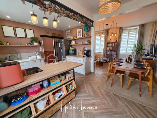 En Exclusivité - Boulogne/mer 
Maison 4 chambres- Sous sol - Jardin 

Cette jolie maison citadine se situe sur le secteur de Brequerecque, proche de tous les commerces, écoles et services du Quotidien. Dans une rue au calme et résidentielle. 
L''habitation se présente ainsi : 
- Séjour et Cuisine ouverte. La cuisine reste entièrement équipée [ 2020 ] . De grandes ouvertures apportent une belle luminosité. 
- A l'étage : une salle de bains,  toilettes séparées, deux grandes chambres.
- Au niveau supérieur, un palier desservant deux autres Chambres. 
+ Sous-sol complet
+ Un jardin Clos et sa terrasse [ avec son joli palmier ]

Ses Prestations techniques : 
- Dpe D [ 182 ] / GES D [ 39 ] 
- Chauffage et Eau chaude par chaudière gaz de Ville à condensation basse [ 2 ans ] 
- Fenêtres Pvc Double Vitrage à isolation renforcée et oscillo-battantes. Volets électriques solaires. Vélux au dernier étage.
- Toiture seulement 2 ans
- Isolation extérieur [ bardage] 2 ans
- Assainissement Tout à l'égout 
- Taxe foncière : 1700€ 

Contact & Visites : 06 37 49 25 17
Hélène Lavenu