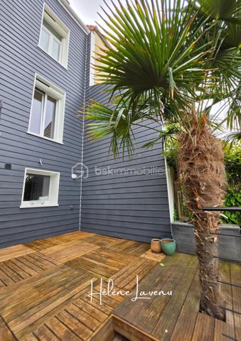 En Exclusivité - Boulogne/mer 
Maison 4 chambres- Sous sol - Jardin 

Cette jolie maison citadine se situe sur le secteur de Brequerecque, proche de tous les commerces, écoles et services du Quotidien. Dans une rue au calme et résidentielle. 
L''habitation se présente ainsi : 
- Séjour et Cuisine ouverte. La cuisine reste entièrement équipée [ 2020 ] . De grandes ouvertures apportent une belle luminosité. 
- A l'étage : une salle de bains,  toilettes séparées, deux grandes chambres.
- Au niveau supérieur, un palier desservant deux autres Chambres. 
+ Sous-sol complet
+ Un jardin Clos et sa terrasse [ avec son joli palmier ]

Ses Prestations techniques : 
- Dpe D [ 182 ] / GES D [ 39 ] 
- Chauffage et Eau chaude par chaudière gaz de Ville à condensation basse [ 2 ans ] 
- Fenêtres Pvc Double Vitrage à isolation renforcée et oscillo-battantes. Volets électriques solaires. Vélux au dernier étage.
- Toiture seulement 2 ans
- Isolation extérieur [ bardage] 2 ans
- Assainissement Tout à l'égout 
- Taxe foncière : 1700€ 

Contact & Visites : 06 37 49 25 17
Hélène Lavenu
