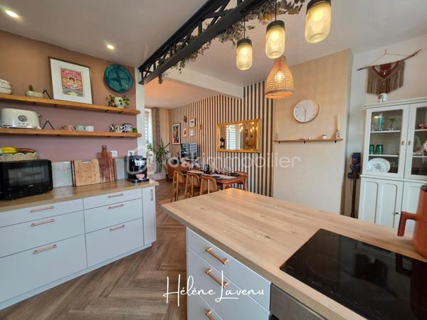 En Exclusivité - Boulogne/mer 
Maison 4 chambres- Sous sol - Jardin 

Cette jolie maison citadine se situe sur le secteur de Brequerecque, proche de tous les commerces, écoles et services du Quotidien. Dans une rue au calme et résidentielle. 
L''habitation se présente ainsi : 
- Séjour et Cuisine ouverte. La cuisine reste entièrement équipée [ 2020 ] . De grandes ouvertures apportent une belle luminosité. 
- A l'étage : une salle de bains,  toilettes séparées, deux grandes chambres.
- Au niveau supérieur, un palier desservant deux autres Chambres. 
+ Sous-sol complet
+ Un jardin Clos et sa terrasse [ avec son joli palmier ]

Ses Prestations techniques : 
- Dpe D [ 182 ] / GES D [ 39 ] 
- Chauffage et Eau chaude par chaudière gaz de Ville à condensation basse [ 2 ans ] 
- Fenêtres Pvc Double Vitrage à isolation renforcée et oscillo-battantes. Volets électriques solaires. Vélux au dernier étage.
- Toiture seulement 2 ans
- Isolation extérieur [ bardage] 2 ans
- Assainissement Tout à l'égout 
- Taxe foncière : 1700€ 

Contact & Visites : 06 37 49 25 17
Hélène Lavenu
