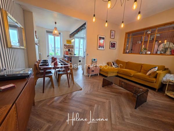 En Exclusivité - Boulogne/mer 
Maison 4 chambres- Sous sol - Jardin 

Cette jolie maison citadine se situe sur le secteur de Brequerecque, proche de tous les commerces, écoles et services du Quotidien. Dans une rue au calme et résidentielle. 
L''habitation se présente ainsi : 
- Séjour et Cuisine ouverte. La cuisine reste entièrement équipée [ 2020 ] . De grandes ouvertures apportent une belle luminosité. 
- A l'étage : une salle de bains,  toilettes séparées, deux grandes chambres.
- Au niveau supérieur, un palier desservant deux autres Chambres. 
+ Sous-sol complet
+ Un jardin Clos et sa terrasse [ avec son joli palmier ]

Ses Prestations techniques : 
- Dpe D [ 182 ] / GES D [ 39 ] 
- Chauffage et Eau chaude par chaudière gaz de Ville à condensation basse [ 2 ans ] 
- Fenêtres Pvc Double Vitrage à isolation renforcée et oscillo-battantes. Volets électriques solaires. Vélux au dernier étage.
- Toiture seulement 2 ans
- Isolation extérieur [ bardage] 2 ans
- Assainissement Tout à l'égout 
- Taxe foncière : 1700€ 

Contact & Visites : 06 37 49 25 17
Hélène Lavenu
