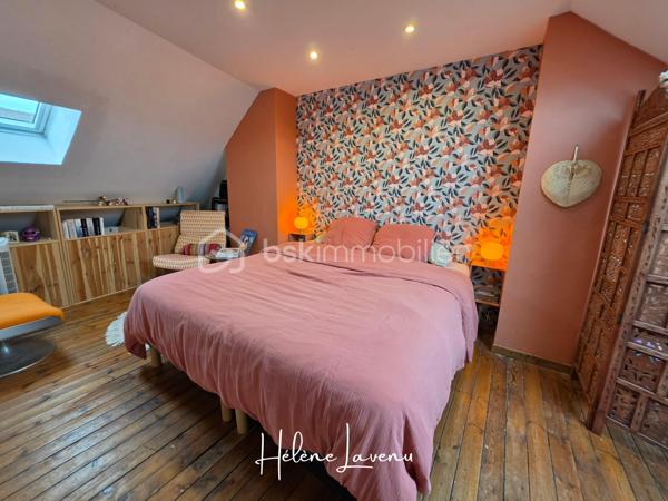 En Exclusivité - Boulogne/mer 
Maison 4 chambres- Sous sol - Jardin 

Cette jolie maison citadine se situe sur le secteur de Brequerecque, proche de tous les commerces, écoles et services du Quotidien. Dans une rue au calme et résidentielle. 
L''habitation se présente ainsi : 
- Séjour et Cuisine ouverte. La cuisine reste entièrement équipée [ 2020 ] . De grandes ouvertures apportent une belle luminosité. 
- A l'étage : une salle de bains,  toilettes séparées, deux grandes chambres.
- Au niveau supérieur, un palier desservant deux autres Chambres. 
+ Sous-sol complet
+ Un jardin Clos et sa terrasse [ avec son joli palmier ]

Ses Prestations techniques : 
- Dpe D [ 182 ] / GES D [ 39 ] 
- Chauffage et Eau chaude par chaudière gaz de Ville à condensation basse [ 2 ans ] 
- Fenêtres Pvc Double Vitrage à isolation renforcée et oscillo-battantes. Volets électriques solaires. Vélux au dernier étage.
- Toiture seulement 2 ans
- Isolation extérieur [ bardage] 2 ans
- Assainissement Tout à l'égout 
- Taxe foncière : 1700€ 

Contact & Visites : 06 37 49 25 17
Hélène Lavenu