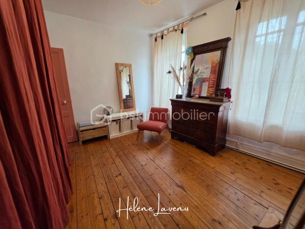 En Exclusivité - Boulogne/mer 
Maison 4 chambres- Sous sol - Jardin 

Cette jolie maison citadine se situe sur le secteur de Brequerecque, proche de tous les commerces, écoles et services du Quotidien. Dans une rue au calme et résidentielle. 
L''habitation se présente ainsi : 
- Séjour et Cuisine ouverte. La cuisine reste entièrement équipée [ 2020 ] . De grandes ouvertures apportent une belle luminosité. 
- A l'étage : une salle de bains,  toilettes séparées, deux grandes chambres.
- Au niveau supérieur, un palier desservant deux autres Chambres. 
+ Sous-sol complet
+ Un jardin Clos et sa terrasse [ avec son joli palmier ]

Ses Prestations techniques : 
- Dpe D [ 182 ] / GES D [ 39 ] 
- Chauffage et Eau chaude par chaudière gaz de Ville à condensation basse [ 2 ans ] 
- Fenêtres Pvc Double Vitrage à isolation renforcée et oscillo-battantes. Volets électriques solaires. Vélux au dernier étage.
- Toiture seulement 2 ans
- Isolation extérieur [ bardage] 2 ans
- Assainissement Tout à l'égout 
- Taxe foncière : 1700€ 

Contact & Visites : 06 37 49 25 17
Hélène Lavenu