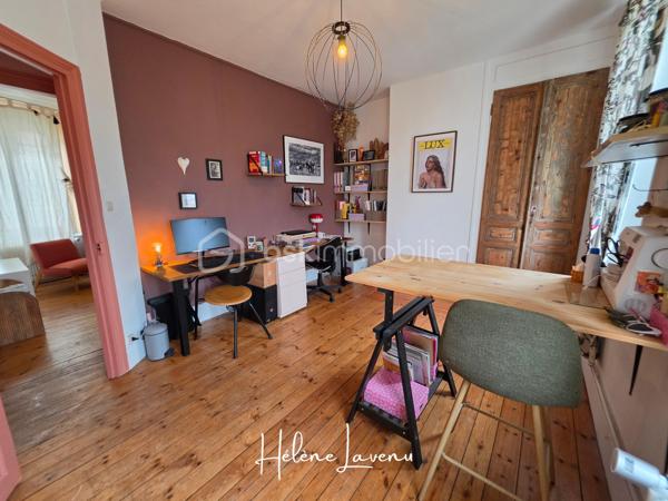 En Exclusivité - Boulogne/mer 
Maison 4 chambres- Sous sol - Jardin 

Cette jolie maison citadine se situe sur le secteur de Brequerecque, proche de tous les commerces, écoles et services du Quotidien. Dans une rue au calme et résidentielle. 
L''habitation se présente ainsi : 
- Séjour et Cuisine ouverte. La cuisine reste entièrement équipée [ 2020 ] . De grandes ouvertures apportent une belle luminosité. 
- A l'étage : une salle de bains,  toilettes séparées, deux grandes chambres.
- Au niveau supérieur, un palier desservant deux autres Chambres. 
+ Sous-sol complet
+ Un jardin Clos et sa terrasse [ avec son joli palmier ]

Ses Prestations techniques : 
- Dpe D [ 182 ] / GES D [ 39 ] 
- Chauffage et Eau chaude par chaudière gaz de Ville à condensation basse [ 2 ans ] 
- Fenêtres Pvc Double Vitrage à isolation renforcée et oscillo-battantes. Volets électriques solaires. Vélux au dernier étage.
- Toiture seulement 2 ans
- Isolation extérieur [ bardage] 2 ans
- Assainissement Tout à l'égout 
- Taxe foncière : 1700€ 

Contact & Visites : 06 37 49 25 17
Hélène Lavenu