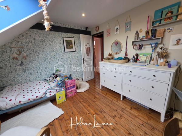 En Exclusivité - Boulogne/mer 
Maison 4 chambres- Sous sol - Jardin 

Cette jolie maison citadine se situe sur le secteur de Brequerecque, proche de tous les commerces, écoles et services du Quotidien. Dans une rue au calme et résidentielle. 
L''habitation se présente ainsi : 
- Séjour et Cuisine ouverte. La cuisine reste entièrement équipée [ 2020 ] . De grandes ouvertures apportent une belle luminosité. 
- A l'étage : une salle de bains,  toilettes séparées, deux grandes chambres.
- Au niveau supérieur, un palier desservant deux autres Chambres. 
+ Sous-sol complet
+ Un jardin Clos et sa terrasse [ avec son joli palmier ]

Ses Prestations techniques : 
- Dpe D [ 182 ] / GES D [ 39 ] 
- Chauffage et Eau chaude par chaudière gaz de Ville à condensation basse [ 2 ans ] 
- Fenêtres Pvc Double Vitrage à isolation renforcée et oscillo-battantes. Volets électriques solaires. Vélux au dernier étage.
- Toiture seulement 2 ans
- Isolation extérieur [ bardage] 2 ans
- Assainissement Tout à l'égout 
- Taxe foncière : 1700€ 

Contact & Visites : 06 37 49 25 17
Hélène Lavenu