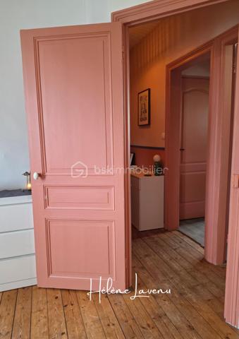 En Exclusivité - Boulogne/mer 
Maison 4 chambres- Sous sol - Jardin 

Cette jolie maison citadine se situe sur le secteur de Brequerecque, proche de tous les commerces, écoles et services du Quotidien. Dans une rue au calme et résidentielle. 
L''habitation se présente ainsi : 
- Séjour et Cuisine ouverte. La cuisine reste entièrement équipée [ 2020 ] . De grandes ouvertures apportent une belle luminosité. 
- A l'étage : une salle de bains,  toilettes séparées, deux grandes chambres.
- Au niveau supérieur, un palier desservant deux autres Chambres. 
+ Sous-sol complet
+ Un jardin Clos et sa terrasse [ avec son joli palmier ]

Ses Prestations techniques : 
- Dpe D [ 182 ] / GES D [ 39 ] 
- Chauffage et Eau chaude par chaudière gaz de Ville à condensation basse [ 2 ans ] 
- Fenêtres Pvc Double Vitrage à isolation renforcée et oscillo-battantes. Volets électriques solaires. Vélux au dernier étage.
- Toiture seulement 2 ans
- Isolation extérieur [ bardage] 2 ans
- Assainissement Tout à l'égout 
- Taxe foncière : 1700€ 

Contact & Visites : 06 37 49 25 17
Hélène Lavenu