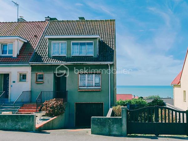 Dans un cadre privilégié à Équihen-Plage, venez découvrir cette jolie maison bel étage semi-individuelle de 108 m² habitables, située sur une parcelle de 405 m² et offrant une vue mer exceptionnelle depuis chaque niveau.
Le premier étage constitue l’espace de vie, avec une entrée disposant d’un espace vestiaire, un séjour profitant d’une magnifique vue mer à 180°, une cuisine équipée et un balcon d’environ 4 m² pour profiter pleinement du panorama. Un WC indépendant complète ce niveau.
Au deuxième étage, vous trouverez trois chambres, là encore avec une belle vue sur la mer, ainsi qu’une salle de bains. 
Le rez-de-chaussée est consacré aux espaces annexes avec un garage, une buanderie, un cellier ainsi qu’une seconde cuisine équipée. Cette dernière profite elle aussi d’une belle vue sur la mer et pourrait facilement être repensée selon vos envies.
Un grenier vient compléter l’ensemble et offre un espace de rangement ou un potentiel d’aménagement supplémentaire.
À l’extérieur, la maison dispose d’un grand jardin, d’une dépendance et de plusieurs places de stationnement.
Une maison à rénover, mais qui offre un potentiel rare grâce à ses beaux volumes et surtout à cette vue mer omniprésente et exceptionnelle. Un bien idéal pour ceux qui souhaitent créer une maison à leur image dans un environnement privilégié.