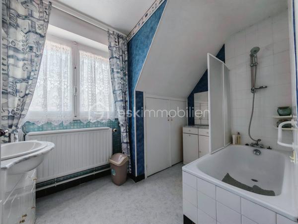Dans un cadre privilégié à Équihen-Plage, venez découvrir cette jolie maison bel étage semi-individuelle de 108 m² habitables, située sur une parcelle de 405 m² et offrant une vue mer exceptionnelle depuis chaque niveau.
Le premier étage constitue l’espace de vie, avec une entrée disposant d’un espace vestiaire, un séjour profitant d’une magnifique vue mer à 180°, une cuisine équipée et un balcon d’environ 4 m² pour profiter pleinement du panorama. Un WC indépendant complète ce niveau.
Au deuxième étage, vous trouverez trois chambres, là encore avec une belle vue sur la mer, ainsi qu’une salle de bains. 
Le rez-de-chaussée est consacré aux espaces annexes avec un garage, une buanderie, un cellier ainsi qu’une seconde cuisine équipée. Cette dernière profite elle aussi d’une belle vue sur la mer et pourrait facilement être repensée selon vos envies.
Un grenier vient compléter l’ensemble et offre un espace de rangement ou un potentiel d’aménagement supplémentaire.
À l’extérieur, la maison dispose d’un grand jardin, d’une dépendance et de plusieurs places de stationnement.
Une maison à rénover, mais qui offre un potentiel rare grâce à ses beaux volumes et surtout à cette vue mer omniprésente et exceptionnelle. Un bien idéal pour ceux qui souhaitent créer une maison à leur image dans un environnement privilégié.