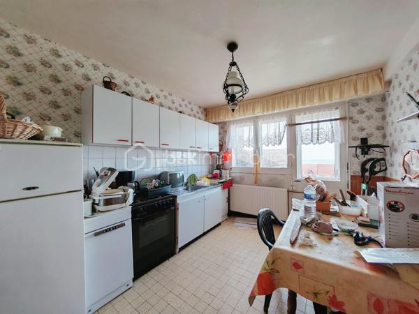 Dans un cadre privilégié à Équihen-Plage, venez découvrir cette jolie maison bel étage semi-individuelle de 108 m² habitables, située sur une parcelle de 405 m² et offrant une vue mer exceptionnelle depuis chaque niveau.
Le premier étage constitue l’espace de vie, avec une entrée disposant d’un espace vestiaire, un séjour profitant d’une magnifique vue mer à 180°, une cuisine équipée et un balcon d’environ 4 m² pour profiter pleinement du panorama. Un WC indépendant complète ce niveau.
Au deuxième étage, vous trouverez trois chambres, là encore avec une belle vue sur la mer, ainsi qu’une salle de bains. 
Le rez-de-chaussée est consacré aux espaces annexes avec un garage, une buanderie, un cellier ainsi qu’une seconde cuisine équipée. Cette dernière profite elle aussi d’une belle vue sur la mer et pourrait facilement être repensée selon vos envies.
Un grenier vient compléter l’ensemble et offre un espace de rangement ou un potentiel d’aménagement supplémentaire.
À l’extérieur, la maison dispose d’un grand jardin, d’une dépendance et de plusieurs places de stationnement.
Une maison à rénover, mais qui offre un potentiel rare grâce à ses beaux volumes et surtout à cette vue mer omniprésente et exceptionnelle. Un bien idéal pour ceux qui souhaitent créer une maison à leur image dans un environnement privilégié.