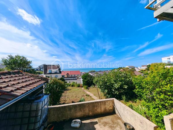 Dans un cadre privilégié à Équihen-Plage, venez découvrir cette jolie maison bel étage semi-individuelle de 108 m² habitables, située sur une parcelle de 405 m² et offrant une vue mer exceptionnelle depuis chaque niveau.
Le premier étage constitue l’espace de vie, avec une entrée disposant d’un espace vestiaire, un séjour profitant d’une magnifique vue mer à 180°, une cuisine équipée et un balcon d’environ 4 m² pour profiter pleinement du panorama. Un WC indépendant complète ce niveau.
Au deuxième étage, vous trouverez trois chambres, là encore avec une belle vue sur la mer, ainsi qu’une salle de bains. 
Le rez-de-chaussée est consacré aux espaces annexes avec un garage, une buanderie, un cellier ainsi qu’une seconde cuisine équipée. Cette dernière profite elle aussi d’une belle vue sur la mer et pourrait facilement être repensée selon vos envies.
Un grenier vient compléter l’ensemble et offre un espace de rangement ou un potentiel d’aménagement supplémentaire.
À l’extérieur, la maison dispose d’un grand jardin, d’une dépendance et de plusieurs places de stationnement.
Une maison à rénover, mais qui offre un potentiel rare grâce à ses beaux volumes et surtout à cette vue mer omniprésente et exceptionnelle. Un bien idéal pour ceux qui souhaitent créer une maison à leur image dans un environnement privilégié.
