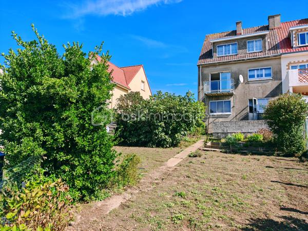 Dans un cadre privilégié à Équihen-Plage, venez découvrir cette jolie maison bel étage semi-individuelle de 108 m² habitables, située sur une parcelle de 405 m² et offrant une vue mer exceptionnelle depuis chaque niveau.
Le premier étage constitue l’espace de vie, avec une entrée disposant d’un espace vestiaire, un séjour profitant d’une magnifique vue mer à 180°, une cuisine équipée et un balcon d’environ 4 m² pour profiter pleinement du panorama. Un WC indépendant complète ce niveau.
Au deuxième étage, vous trouverez trois chambres, là encore avec une belle vue sur la mer, ainsi qu’une salle de bains. 
Le rez-de-chaussée est consacré aux espaces annexes avec un garage, une buanderie, un cellier ainsi qu’une seconde cuisine équipée. Cette dernière profite elle aussi d’une belle vue sur la mer et pourrait facilement être repensée selon vos envies.
Un grenier vient compléter l’ensemble et offre un espace de rangement ou un potentiel d’aménagement supplémentaire.
À l’extérieur, la maison dispose d’un grand jardin, d’une dépendance et de plusieurs places de stationnement.
Une maison à rénover, mais qui offre un potentiel rare grâce à ses beaux volumes et surtout à cette vue mer omniprésente et exceptionnelle. Un bien idéal pour ceux qui souhaitent créer une maison à leur image dans un environnement privilégié.