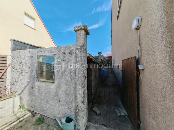 Dans un cadre privilégié à Équihen-Plage, venez découvrir cette jolie maison bel étage semi-individuelle de 108 m² habitables, située sur une parcelle de 405 m² et offrant une vue mer exceptionnelle depuis chaque niveau.
Le premier étage constitue l’espace de vie, avec une entrée disposant d’un espace vestiaire, un séjour profitant d’une magnifique vue mer à 180°, une cuisine équipée et un balcon d’environ 4 m² pour profiter pleinement du panorama. Un WC indépendant complète ce niveau.
Au deuxième étage, vous trouverez trois chambres, là encore avec une belle vue sur la mer, ainsi qu’une salle de bains. 
Le rez-de-chaussée est consacré aux espaces annexes avec un garage, une buanderie, un cellier ainsi qu’une seconde cuisine équipée. Cette dernière profite elle aussi d’une belle vue sur la mer et pourrait facilement être repensée selon vos envies.
Un grenier vient compléter l’ensemble et offre un espace de rangement ou un potentiel d’aménagement supplémentaire.
À l’extérieur, la maison dispose d’un grand jardin, d’une dépendance et de plusieurs places de stationnement.
Une maison à rénover, mais qui offre un potentiel rare grâce à ses beaux volumes et surtout à cette vue mer omniprésente et exceptionnelle. Un bien idéal pour ceux qui souhaitent créer une maison à leur image dans un environnement privilégié.