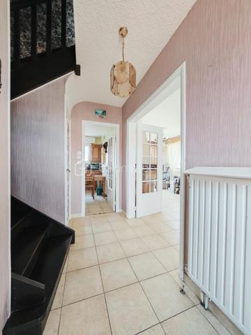 Dans un cadre privilégié à Équihen-Plage, venez découvrir cette jolie maison bel étage semi-individuelle de 108 m² habitables, située sur une parcelle de 405 m² et offrant une vue mer exceptionnelle depuis chaque niveau.
Le premier étage constitue l’espace de vie, avec une entrée disposant d’un espace vestiaire, un séjour profitant d’une magnifique vue mer à 180°, une cuisine équipée et un balcon d’environ 4 m² pour profiter pleinement du panorama. Un WC indépendant complète ce niveau.
Au deuxième étage, vous trouverez trois chambres, là encore avec une belle vue sur la mer, ainsi qu’une salle de bains. 
Le rez-de-chaussée est consacré aux espaces annexes avec un garage, une buanderie, un cellier ainsi qu’une seconde cuisine équipée. Cette dernière profite elle aussi d’une belle vue sur la mer et pourrait facilement être repensée selon vos envies.
Un grenier vient compléter l’ensemble et offre un espace de rangement ou un potentiel d’aménagement supplémentaire.
À l’extérieur, la maison dispose d’un grand jardin, d’une dépendance et de plusieurs places de stationnement.
Une maison à rénover, mais qui offre un potentiel rare grâce à ses beaux volumes et surtout à cette vue mer omniprésente et exceptionnelle. Un bien idéal pour ceux qui souhaitent créer une maison à leur image dans un environnement privilégié.