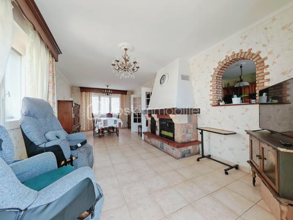 Dans un cadre privilégié à Équihen-Plage, venez découvrir cette jolie maison bel étage semi-individuelle de 108 m² habitables, située sur une parcelle de 405 m² et offrant une vue mer exceptionnelle depuis chaque niveau.
Le premier étage constitue l’espace de vie, avec une entrée disposant d’un espace vestiaire, un séjour profitant d’une magnifique vue mer à 180°, une cuisine équipée et un balcon d’environ 4 m² pour profiter pleinement du panorama. Un WC indépendant complète ce niveau.
Au deuxième étage, vous trouverez trois chambres, là encore avec une belle vue sur la mer, ainsi qu’une salle de bains. 
Le rez-de-chaussée est consacré aux espaces annexes avec un garage, une buanderie, un cellier ainsi qu’une seconde cuisine équipée. Cette dernière profite elle aussi d’une belle vue sur la mer et pourrait facilement être repensée selon vos envies.
Un grenier vient compléter l’ensemble et offre un espace de rangement ou un potentiel d’aménagement supplémentaire.
À l’extérieur, la maison dispose d’un grand jardin, d’une dépendance et de plusieurs places de stationnement.
Une maison à rénover, mais qui offre un potentiel rare grâce à ses beaux volumes et surtout à cette vue mer omniprésente et exceptionnelle. Un bien idéal pour ceux qui souhaitent créer une maison à leur image dans un environnement privilégié.