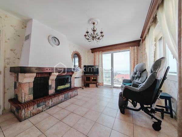 Dans un cadre privilégié à Équihen-Plage, venez découvrir cette jolie maison bel étage semi-individuelle de 108 m² habitables, située sur une parcelle de 405 m² et offrant une vue mer exceptionnelle depuis chaque niveau.
Le premier étage constitue l’espace de vie, avec une entrée disposant d’un espace vestiaire, un séjour profitant d’une magnifique vue mer à 180°, une cuisine équipée et un balcon d’environ 4 m² pour profiter pleinement du panorama. Un WC indépendant complète ce niveau.
Au deuxième étage, vous trouverez trois chambres, là encore avec une belle vue sur la mer, ainsi qu’une salle de bains. 
Le rez-de-chaussée est consacré aux espaces annexes avec un garage, une buanderie, un cellier ainsi qu’une seconde cuisine équipée. Cette dernière profite elle aussi d’une belle vue sur la mer et pourrait facilement être repensée selon vos envies.
Un grenier vient compléter l’ensemble et offre un espace de rangement ou un potentiel d’aménagement supplémentaire.
À l’extérieur, la maison dispose d’un grand jardin, d’une dépendance et de plusieurs places de stationnement.
Une maison à rénover, mais qui offre un potentiel rare grâce à ses beaux volumes et surtout à cette vue mer omniprésente et exceptionnelle. Un bien idéal pour ceux qui souhaitent créer une maison à leur image dans un environnement privilégié.