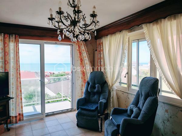 Dans un cadre privilégié à Équihen-Plage, venez découvrir cette jolie maison bel étage semi-individuelle de 108 m² habitables, située sur une parcelle de 405 m² et offrant une vue mer exceptionnelle depuis chaque niveau.
Le premier étage constitue l’espace de vie, avec une entrée disposant d’un espace vestiaire, un séjour profitant d’une magnifique vue mer à 180°, une cuisine équipée et un balcon d’environ 4 m² pour profiter pleinement du panorama. Un WC indépendant complète ce niveau.
Au deuxième étage, vous trouverez trois chambres, là encore avec une belle vue sur la mer, ainsi qu’une salle de bains. 
Le rez-de-chaussée est consacré aux espaces annexes avec un garage, une buanderie, un cellier ainsi qu’une seconde cuisine équipée. Cette dernière profite elle aussi d’une belle vue sur la mer et pourrait facilement être repensée selon vos envies.
Un grenier vient compléter l’ensemble et offre un espace de rangement ou un potentiel d’aménagement supplémentaire.
À l’extérieur, la maison dispose d’un grand jardin, d’une dépendance et de plusieurs places de stationnement.
Une maison à rénover, mais qui offre un potentiel rare grâce à ses beaux volumes et surtout à cette vue mer omniprésente et exceptionnelle. Un bien idéal pour ceux qui souhaitent créer une maison à leur image dans un environnement privilégié.