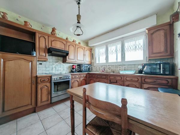 Dans un cadre privilégié à Équihen-Plage, venez découvrir cette jolie maison bel étage semi-individuelle de 108 m² habitables, située sur une parcelle de 405 m² et offrant une vue mer exceptionnelle depuis chaque niveau.
Le premier étage constitue l’espace de vie, avec une entrée disposant d’un espace vestiaire, un séjour profitant d’une magnifique vue mer à 180°, une cuisine équipée et un balcon d’environ 4 m² pour profiter pleinement du panorama. Un WC indépendant complète ce niveau.
Au deuxième étage, vous trouverez trois chambres, là encore avec une belle vue sur la mer, ainsi qu’une salle de bains. 
Le rez-de-chaussée est consacré aux espaces annexes avec un garage, une buanderie, un cellier ainsi qu’une seconde cuisine équipée. Cette dernière profite elle aussi d’une belle vue sur la mer et pourrait facilement être repensée selon vos envies.
Un grenier vient compléter l’ensemble et offre un espace de rangement ou un potentiel d’aménagement supplémentaire.
À l’extérieur, la maison dispose d’un grand jardin, d’une dépendance et de plusieurs places de stationnement.
Une maison à rénover, mais qui offre un potentiel rare grâce à ses beaux volumes et surtout à cette vue mer omniprésente et exceptionnelle. Un bien idéal pour ceux qui souhaitent créer une maison à leur image dans un environnement privilégié.