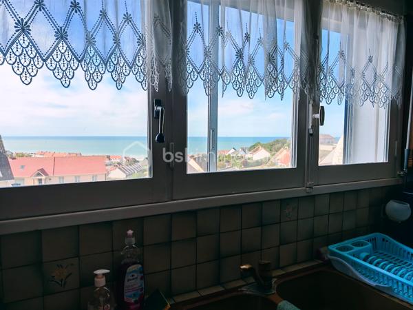 Dans un cadre privilégié à Équihen-Plage, venez découvrir cette jolie maison bel étage semi-individuelle de 108 m² habitables, située sur une parcelle de 405 m² et offrant une vue mer exceptionnelle depuis chaque niveau.
Le premier étage constitue l’espace de vie, avec une entrée disposant d’un espace vestiaire, un séjour profitant d’une magnifique vue mer à 180°, une cuisine équipée et un balcon d’environ 4 m² pour profiter pleinement du panorama. Un WC indépendant complète ce niveau.
Au deuxième étage, vous trouverez trois chambres, là encore avec une belle vue sur la mer, ainsi qu’une salle de bains. 
Le rez-de-chaussée est consacré aux espaces annexes avec un garage, une buanderie, un cellier ainsi qu’une seconde cuisine équipée. Cette dernière profite elle aussi d’une belle vue sur la mer et pourrait facilement être repensée selon vos envies.
Un grenier vient compléter l’ensemble et offre un espace de rangement ou un potentiel d’aménagement supplémentaire.
À l’extérieur, la maison dispose d’un grand jardin, d’une dépendance et de plusieurs places de stationnement.
Une maison à rénover, mais qui offre un potentiel rare grâce à ses beaux volumes et surtout à cette vue mer omniprésente et exceptionnelle. Un bien idéal pour ceux qui souhaitent créer une maison à leur image dans un environnement privilégié.