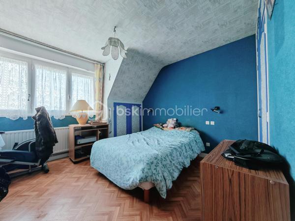 Dans un cadre privilégié à Équihen-Plage, venez découvrir cette jolie maison bel étage semi-individuelle de 108 m² habitables, située sur une parcelle de 405 m² et offrant une vue mer exceptionnelle depuis chaque niveau.
Le premier étage constitue l’espace de vie, avec une entrée disposant d’un espace vestiaire, un séjour profitant d’une magnifique vue mer à 180°, une cuisine équipée et un balcon d’environ 4 m² pour profiter pleinement du panorama. Un WC indépendant complète ce niveau.
Au deuxième étage, vous trouverez trois chambres, là encore avec une belle vue sur la mer, ainsi qu’une salle de bains. 
Le rez-de-chaussée est consacré aux espaces annexes avec un garage, une buanderie, un cellier ainsi qu’une seconde cuisine équipée. Cette dernière profite elle aussi d’une belle vue sur la mer et pourrait facilement être repensée selon vos envies.
Un grenier vient compléter l’ensemble et offre un espace de rangement ou un potentiel d’aménagement supplémentaire.
À l’extérieur, la maison dispose d’un grand jardin, d’une dépendance et de plusieurs places de stationnement.
Une maison à rénover, mais qui offre un potentiel rare grâce à ses beaux volumes et surtout à cette vue mer omniprésente et exceptionnelle. Un bien idéal pour ceux qui souhaitent créer une maison à leur image dans un environnement privilégié.
