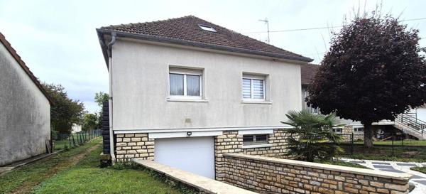 Belle Maison Individuelle sur Sous-sol complet de 180 m² Entièrement Rénovée avec Cour sécurisée, Patio, Balcons, Terrasse,  Abri de jardin, Garage de 50 m² et un joli Terrain Clos et joliment Arboré de 704 m²