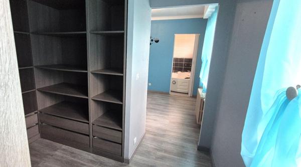 Belle Maison Individuelle sur Sous-sol complet de 180 m² Entièrement Rénovée avec Cour sécurisée, Patio, Balcons, Terrasse,  Abri de jardin, Garage de 50 m² et un joli Terrain Clos et joliment Arboré de 704 m²