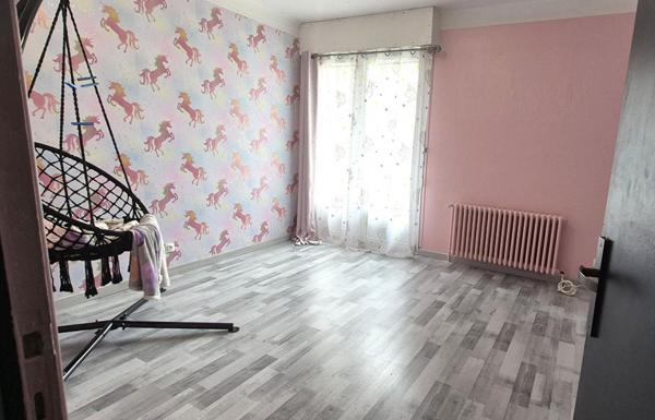 Belle Maison Individuelle sur Sous-sol complet de 180 m² Entièrement Rénovée avec Cour sécurisée, Patio, Balcons, Terrasse,  Abri de jardin, Garage de 50 m² et un joli Terrain Clos et joliment Arboré de 704 m²