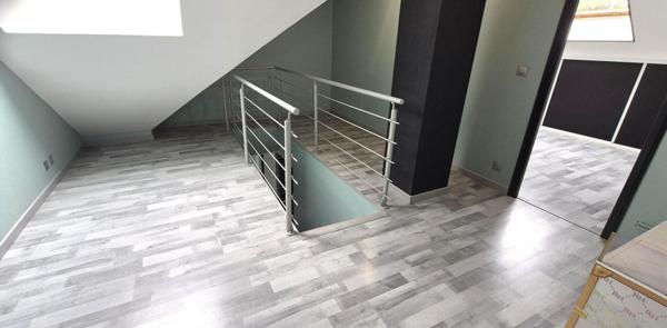 Belle Maison Individuelle sur Sous-sol complet de 180 m² Entièrement Rénovée avec Cour sécurisée, Patio, Balcons, Terrasse,  Abri de jardin, Garage de 50 m² et un joli Terrain Clos et joliment Arboré de 704 m²