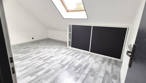 Belle Maison Individuelle sur Sous-sol complet de 180 m² Entièrement Rénovée avec Cour sécurisée, Patio, Balcons, Terrasse,  Abri de jardin, Garage de 50 m² et un joli Terrain Clos et joliment Arboré de 704 m²