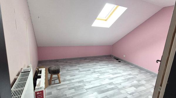 Belle Maison Individuelle sur Sous-sol complet de 180 m² Entièrement Rénovée avec Cour sécurisée, Patio, Balcons, Terrasse,  Abri de jardin, Garage de 50 m² et un joli Terrain Clos et joliment Arboré de 704 m²