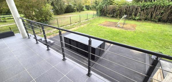 Belle Maison Individuelle sur Sous-sol complet de 180 m² Entièrement Rénovée avec Cour sécurisée, Patio, Balcons, Terrasse,  Abri de jardin, Garage de 50 m² et un joli Terrain Clos et joliment Arboré de 704 m²