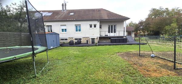 Belle Maison Individuelle sur Sous-sol complet de 180 m² Entièrement Rénovée avec Cour sécurisée, Patio, Balcons, Terrasse,  Abri de jardin, Garage de 50 m² et un joli Terrain Clos et joliment Arboré de 704 m²