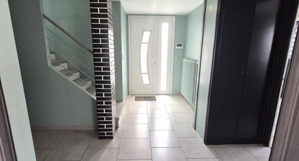 Belle Maison Individuelle sur Sous-sol complet de 180 m² Entièrement Rénovée avec Cour sécurisée, Patio, Balcons, Terrasse,  Abri de jardin, Garage de 50 m² et un joli Terrain Clos et joliment Arboré de 704 m²