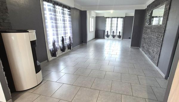 Belle Maison Individuelle sur Sous-sol complet de 180 m² Entièrement Rénovée avec Cour sécurisée, Patio, Balcons, Terrasse,  Abri de jardin, Garage de 50 m² et un joli Terrain Clos et joliment Arboré de 704 m²