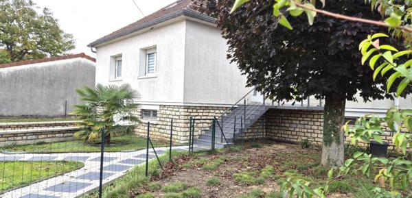 Belle Maison Individuelle sur Sous-sol complet de 180 m² Entièrement Rénovée avec Cour sécurisée, Patio, Balcons, Terrasse,  Abri de jardin, Garage de 50 m² et un joli Terrain Clos et joliment Arboré de 704 m²