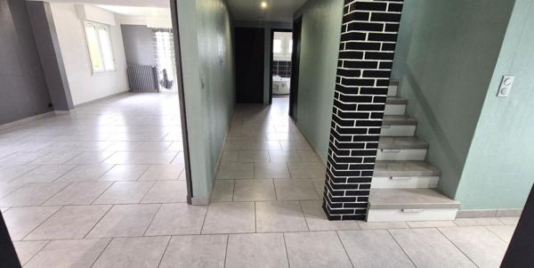 Belle Maison Individuelle sur Sous-sol complet de 180 m² Entièrement Rénovée avec Cour sécurisée, Patio, Balcons, Terrasse,  Abri de jardin, Garage de 50 m² et un joli Terrain Clos et joliment Arboré de 704 m²