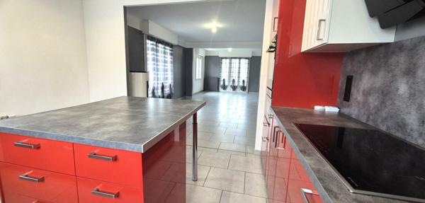 Belle Maison Individuelle sur Sous-sol complet de 180 m² Entièrement Rénovée avec Cour sécurisée, Patio, Balcons, Terrasse,  Abri de jardin, Garage de 50 m² et un joli Terrain Clos et joliment Arboré de 704 m²