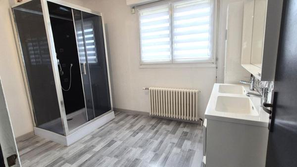 Belle Maison Individuelle sur Sous-sol complet de 180 m² Entièrement Rénovée avec Cour sécurisée, Patio, Balcons, Terrasse,  Abri de jardin, Garage de 50 m² et un joli Terrain Clos et joliment Arboré de 704 m²