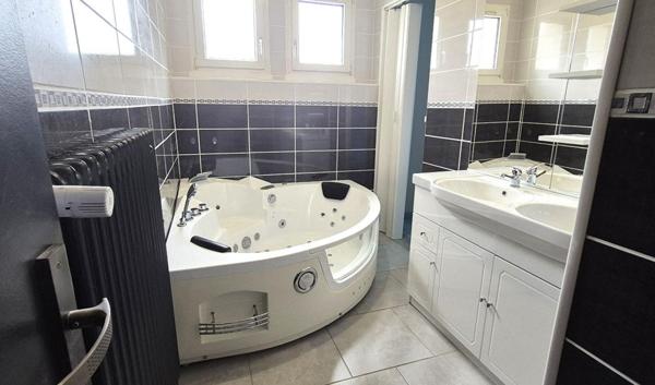 Belle Maison Individuelle sur Sous-sol complet de 180 m² Entièrement Rénovée avec Cour sécurisée, Patio, Balcons, Terrasse,  Abri de jardin, Garage de 50 m² et un joli Terrain Clos et joliment Arboré de 704 m²