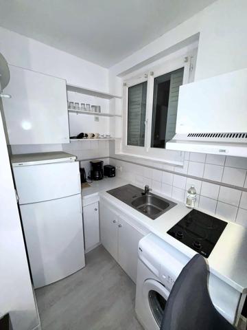 STUDIO EQUIPÉ – REZ DE CHAUSSÉE – ÉLÉCTRICITÉ INCLUSE