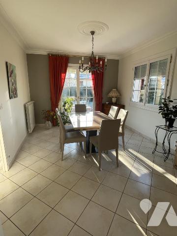 Pavillon indépendant sur sous-sol, 5 chambres.