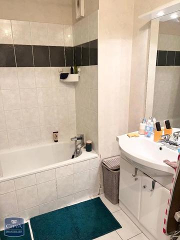Appartement à louer 3 pièces 61.44m² Niort (79000)