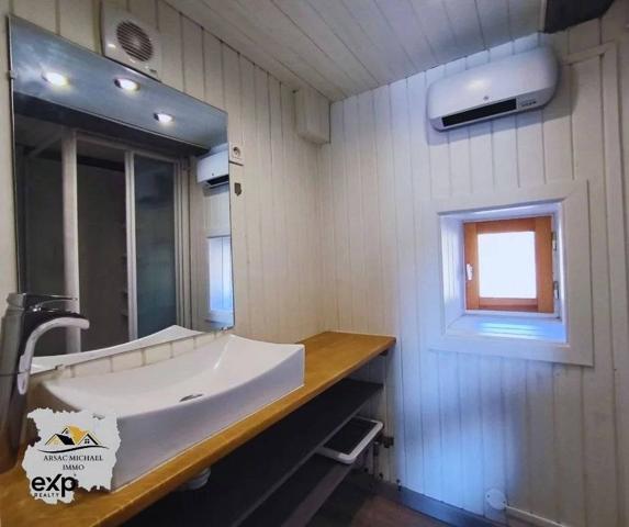 Propriété avec Grand Terrain et Dépendances