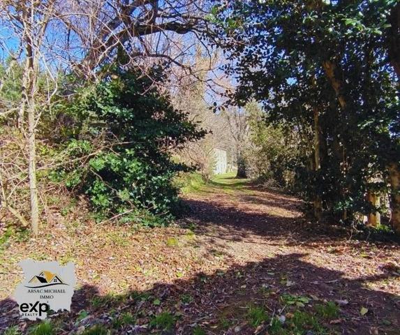 Propriété avec Grand Terrain et Dépendances