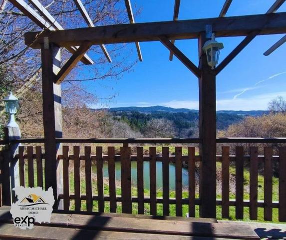 Propriété avec Grand Terrain et Dépendances