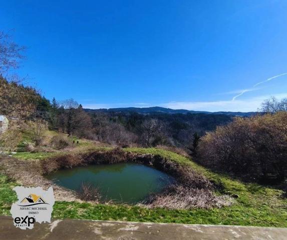 Propriété avec Grand Terrain et Dépendances