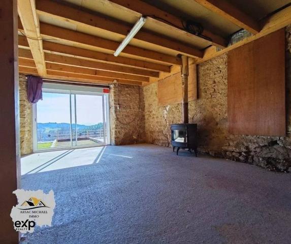 Propriété avec Grand Terrain et Dépendances